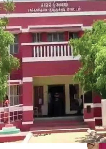 சுற்றி நின்று அடித்த போலீஸ்! அதிர்ச்சியுடன் நேரில் பார்த்த வக்கீல்கள்!