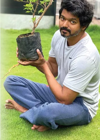 விஜய் வெயிட்டிங்! - போஸ்டர் போர்!