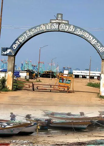 கட்ட பஞ்சாயத்து அடாவடி! அகதிகளாகும் மீனவ மக்கள்!