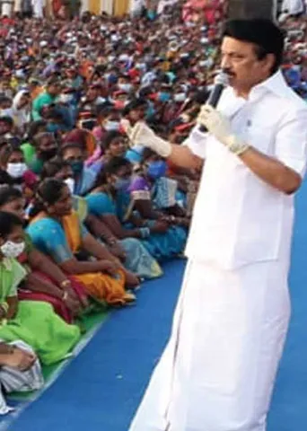 அ.தி.மு.க.வின் அன்புப் பிடியில் தி.மு.க. நிர்வாகிகள்!-உற்சாகம் குறையும் உடன்பிறப்புகள்!