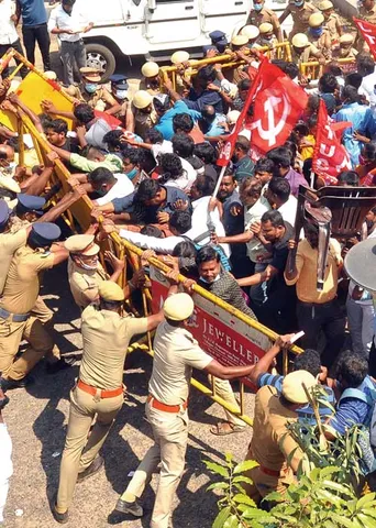 ஊதியம் கேட்டால் பணிநீக்கம் போலீஸ் அடி!