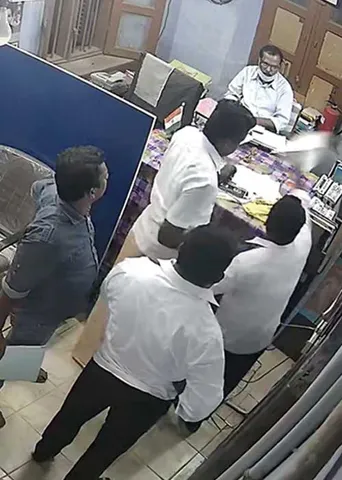 ஃபைனான்சிலும் போச்சு! பட்டா மாற்றத்திலும் போச்சு! -கொள்ளையோ கொள்ளை