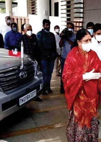 அ.தி.மு.க. கொடியுடன் சசி என்ட்ரி! ஆட்டம் ஆரம்பம்!