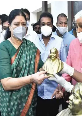 சசி அதிரடி எண்டரி! பிளக்கும் அ.தி.மு.க.!