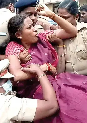 சிக்னல்  பத்திரிகையாளர்களுக்கு படம் காட்டிய ஓ.பி.எஸ்.