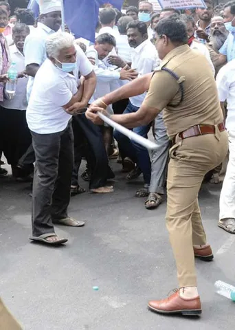 அரசு ஊழியர்களுக்கு தடியடி! முதல்வர் வீடு முற்றுகை!