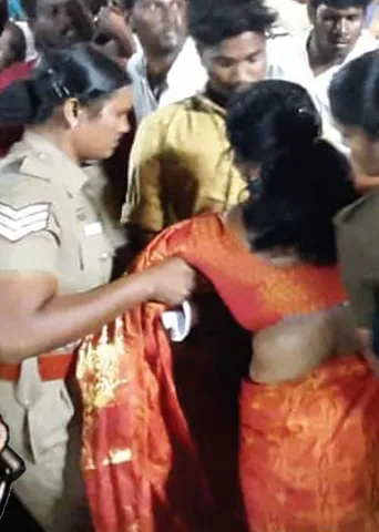 பெண்கள் மீது போலீஸ் வன்முறை! -ஓ.பி.எஸ் மாவட்ட பதட்டம்!