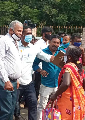 மீண்டும் ஸ்டெர்லைட்...? ஆக்ஸிஜன் தூண்டில்போடும் ஆலை!