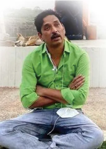 வங்கி வேலையை விட்டு வெட்டியான் சேவை!