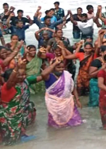 சுருக்குமடியில் சிக்கிய மீனவர் வாழ்க்கை!