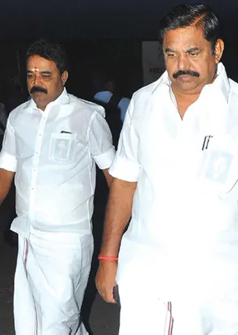 அண்டர்கிரவுண்டு அறை! 21 கிலோ தங்கம்! 282 கிலோ வெள்ளி! சிக்கிய இளங்கோவன்! டென்ஷனில் எடப்பாடி!