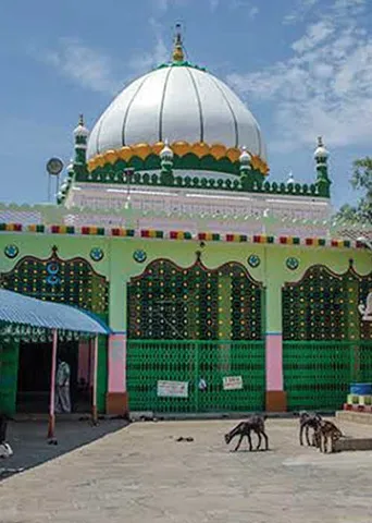 ராணி மங்கம்மாள் தந்த தர்கா நிலத்தில் "பங்காளி'ச் சண்டை! 