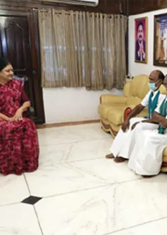 உறவுகளுடன் உரையாடிய சசி! ரகசியமாய் சந்தித்த மாஜிக்கள்!