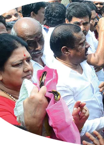 சசியை சேர்க்கணும்! எடப்பாடியை நெருக்கும் சீனியர்கள்!