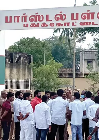 ரவுடியை வரவேற்ற மாஜி! -சிறை வாசலில் திரண்ட கூட்டம்.