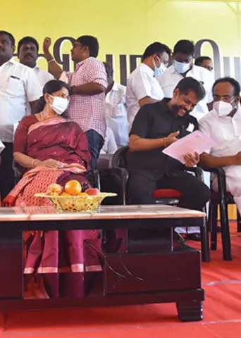 கனிமொழி கருணாநிதி நக்கீரன் குழுலத்துடன் இணைந்து நடத்திய கவிதைத் திருவிழா! வெற்றிபெற்ற மாணவர்களுக்கு பரிசளிப்பு!