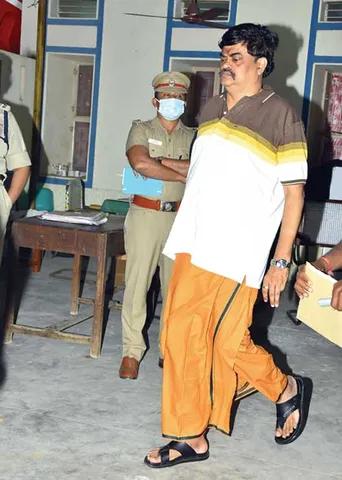 தண்ணி காட்டிய மாஜி அரெஸ்ட்!