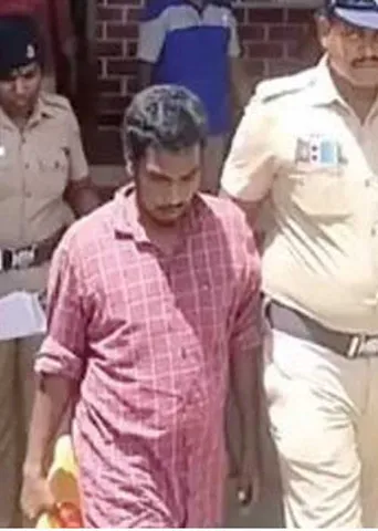 ஒயின் குடிச்சா கலராகலாம்! மாணவிகளை போதையாக்கியவர் கைது!