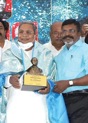 மார்க்ஸ் மாமணி! நெகிழவைத்த வி.சி.க. விருதுவிழா!