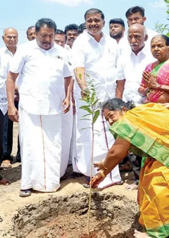 வனத்துக்குள் விளாத்திகுளம்! மரங்களின் நாயகனான மார்க்கண்டேயன்!