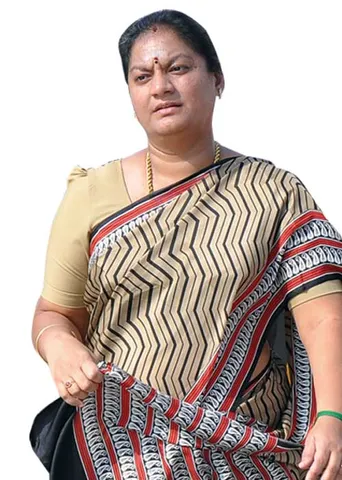 நடுத்தெருவில் சசிகலா புஷ்பா!