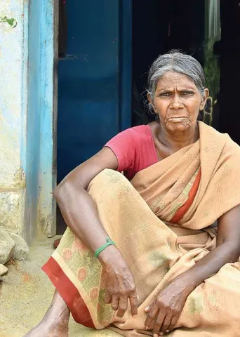 மூதாட்டிக்கு நீதி! போலீஸ் அதிகாரிகளுக்கு சிறை!