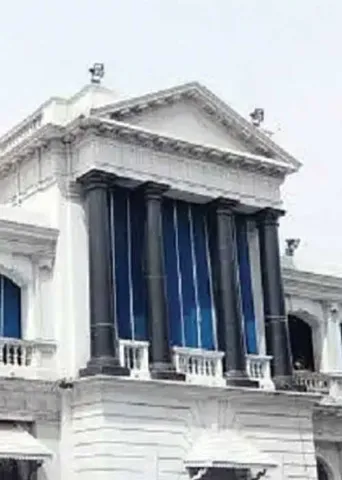 தூக்கிவீசப்பட்ட ஐ.ஏ.எஸ். அதிகாரிகள் கோட்டை பரபரப்பு