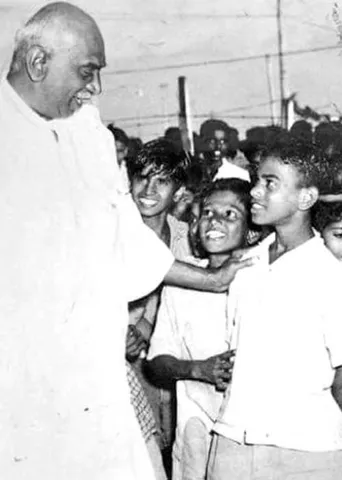 கல்வி புரட்சிக்கு வித்திட்ட விருதுநகர் கல்வி மாவட்டம்?