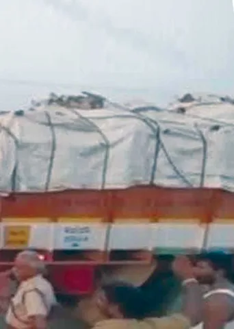 ஓடும் லாரியில் சினிமா பாணியில் துணிகரம்!