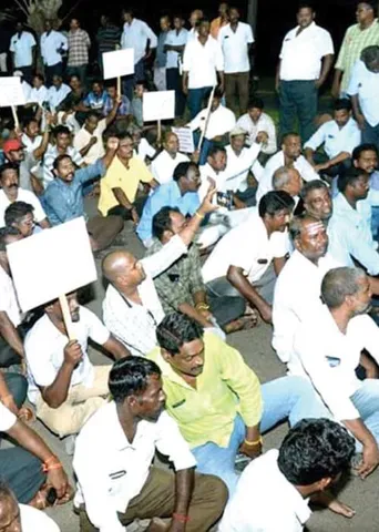 ஒளி என்.எல்.சி! இருளில் தொழிலாளர்கள் வாழ்க்கை!