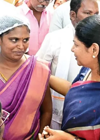 சாதீத் தீயை அணைத்த கனிமொழி