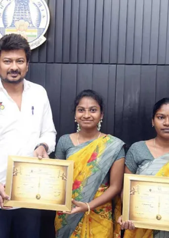 தகர்க்கப்பட்டது மனுதர்மம்! கருவறைக்குள் கால் பதிக்கும் பெண்கள்!