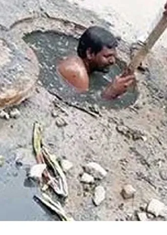 மலக்குழியில் மனிதர்கள்! கடலூர் அவலம்!