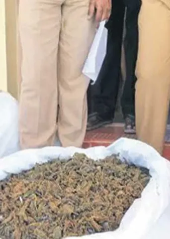 கஞ்சா கும்பலுடன் கடத்தலில் ஈடுபட்ட காவலர்!