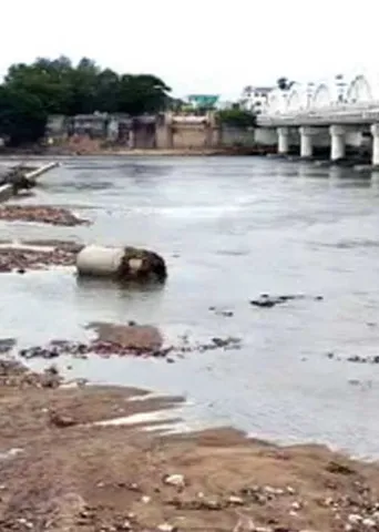 காவிரி பாலம் மண் அரிப்பு! அரசியலாக்கும் கட்சிகள்!