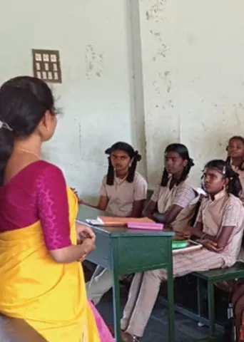 ஆங்கிலத்தில் அசத்தும் அரசுப் பள்ளி மாணவர்கள்! -பின்னணியில் அமைச்சர் சக்கரபாணி!