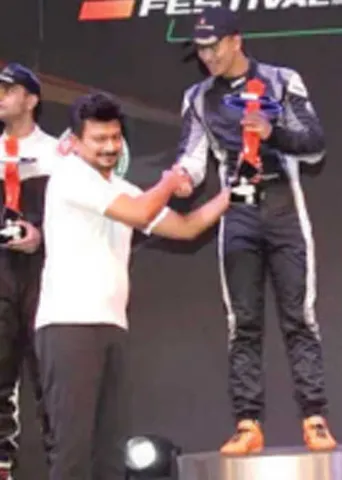 பார்முலா 4 கார் பந்தயம்