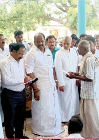 144 வீடுகள் இடிப்பு! மக்களுக்கு உதவிய எம்.எல்.ஏ.!