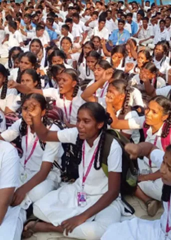 பாலியல் புகார்! ஆசிரியருக்கு ஆதரவாகப் போராடிய மாணவர்கள்!