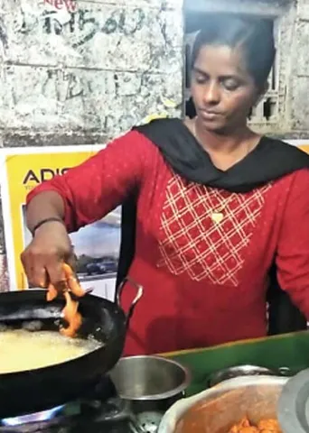 பீஃப் விற்கக்கூடாது! சண்டியரான பா.ஜ.க சங்கியை கதறவிட்ட பெண்!