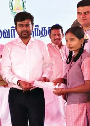 முதல்வருக்கு நிதி வழங்கிய பள்ளி மாணவிகள்!