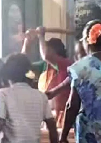 சத்துணவு ஆயாக்கள் அஜராகம்! - முட்டை கேட்ட மாணவனுக்கு அடி.. உதை!