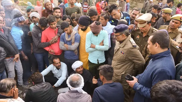 कानपुर देहात जिले में सोमवार को अतिक्रमण विरोधी अभियान के दौरान कथित रूप से आत्मदाह से मरने वाली मां-बेटी के रिश्तेदार और परिवार के सदस्य कानपुर देहात जिले में 'धरने' पर बैठे