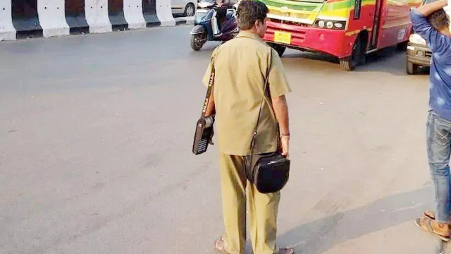 Knifing Conductor on Mumbai BEST Bus