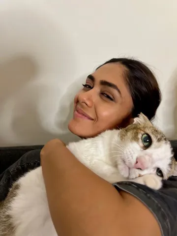 Mrunal Thakur leads by example, to host a food donation drive for stray animals