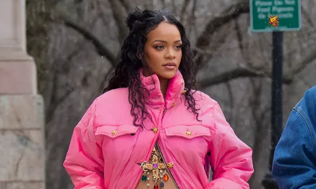 Rihanna Shows Off Her Baby Bumps In Her Sexy Black Top and Low-Waist Trousers