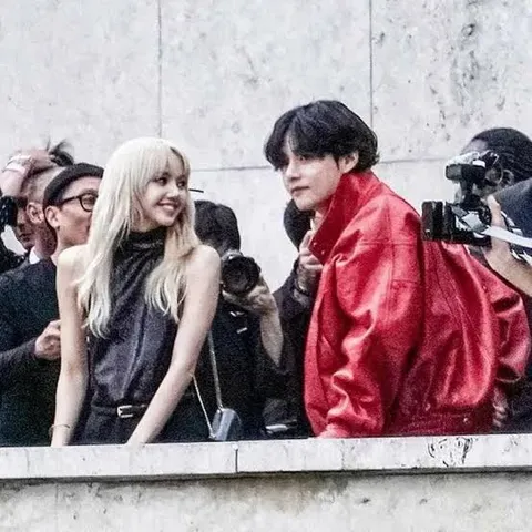BTS Kim Taehyung's EPIC Reaction To BLACKPINK Member Lisa Breaking Into Lalisa Hookstep In Paris