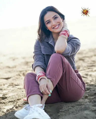 Jasmin Bhasin's recent picture goes viral fans ask if she is married to Aly Goni.