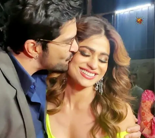 Raqesh Bapat kisses Shamita Shetty in front of paps.