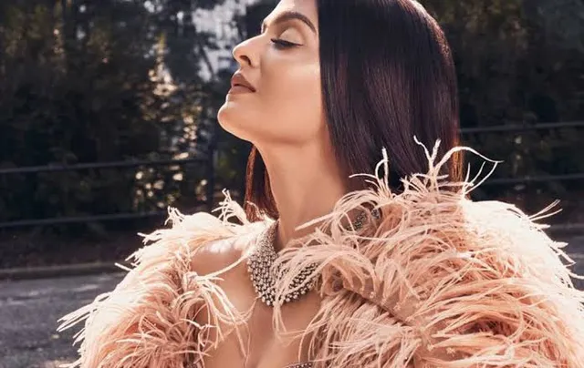 Some photos of Aishwarya Rai are going viral that claims it's her look from the Cannes red carpet appearance.